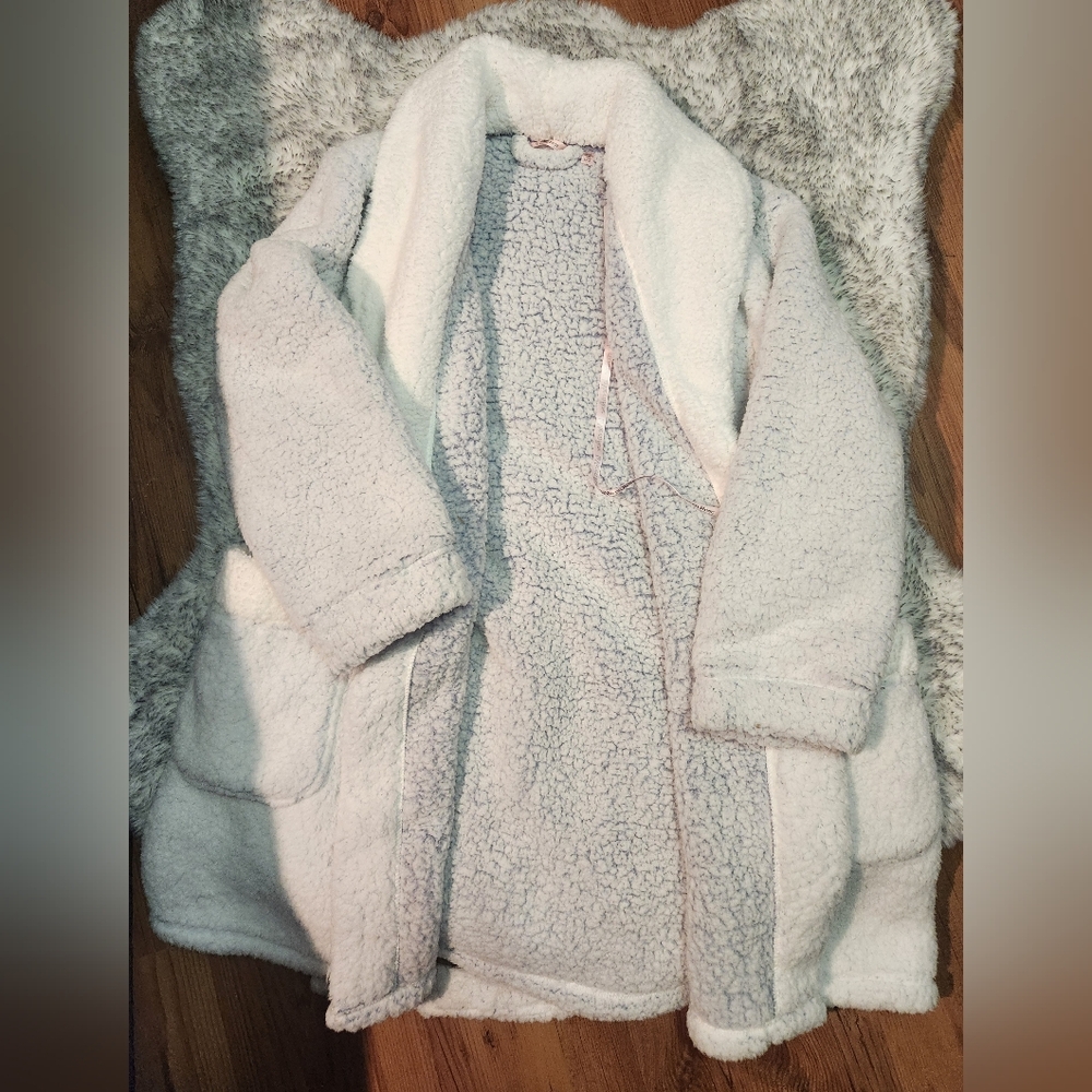 NWT La Vie En Rose White / Grey Fluffy Housecoat Robe